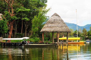 Tarapoto Peru 'daki mavi göl laguna azul, panoramik viux, yağmur ormanı, ahşap rıhtım amazoniği