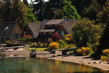 San Martin de los Andes Arjantin Gölü Nahuel Huapi manzaralı şehir manzarası Bahia Manzano lüks oteller ve apartmanlar tekne zanaatı rıhtımı