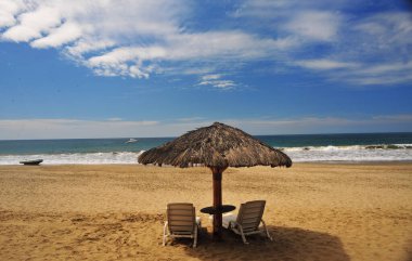 Pasifik Okyanusu tropikal plajları, Mancora Peru 'da insansız siilasyonlu el yapımı şemsiyeler.