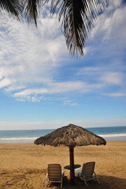 Pasifik Okyanusu tropikal plajları, Mancora Peru 'da insansız siilasyonlu el yapımı şemsiyeler.