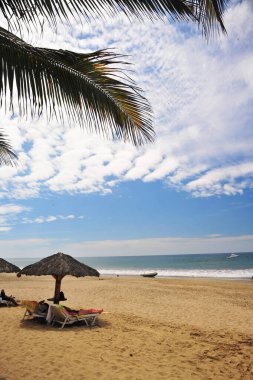 Pasifik Okyanusu tropikal plajları, Mancora Peru 'da insansız siilasyonlu el yapımı şemsiyeler.