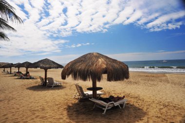 Pasifik Okyanusu tropikal plajları, Mancora Peru 'da insansız siilasyonlu el yapımı şemsiyeler.