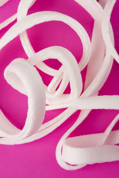 Bağcıklı ayakkabı detay pembe bir arka plan üzerinde