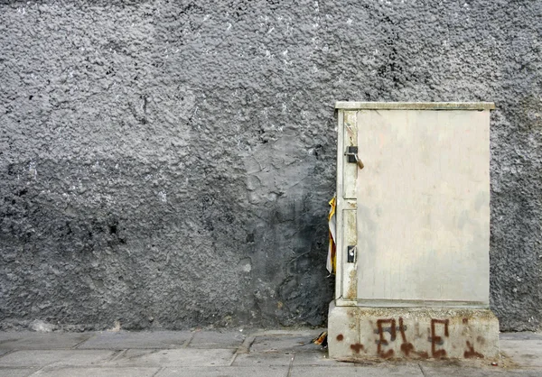 Yapıştırılan afişleri ile elektrik kutusu