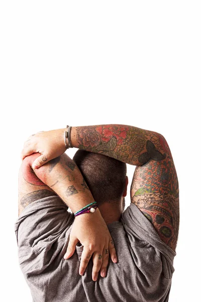 onun dövmeler omuzlu adam gösterir