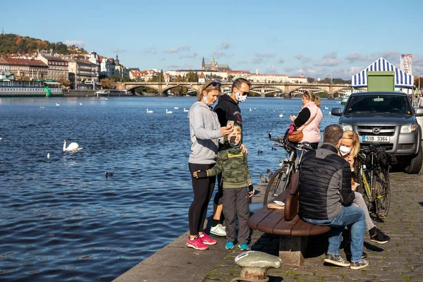 Praag Tsjechië Oktober 2020 Mensen Met Zonder Gezichtsmaskers Naplavka Boerenmarkt — Stockfoto