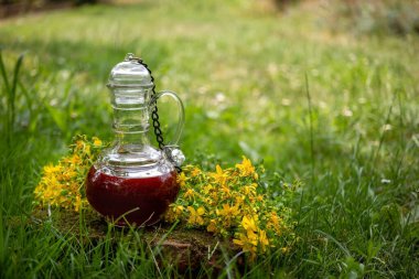 St. John 's otundan yapılmış kırmızı bir yağ şişesi.