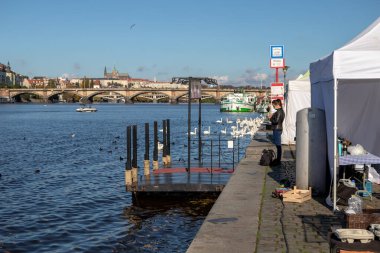 PRAG, CZECH Cumhuriyet - 24 Ekim 2020: Naplavka nehir kıyısı, Prag kalesi arka planda