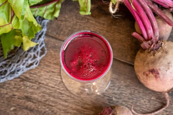 Zumo Remolacha Roja Vaso Con Raíces Hojas Frescas Vista Superior — Foto de Stock