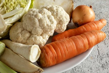 Havuç, karnabahar, maydanoz kökü ve sebze çorbası hazırlamak için diğer malzemeler.