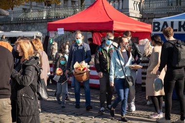 PRAG, CZECH REPUBLIC - 24 Ekim 2020: Coronavirus salgınının ikinci dalgası sırasında maskeli insanlar Naplavka çiftçi pazarında alışveriş yapıyorlar
