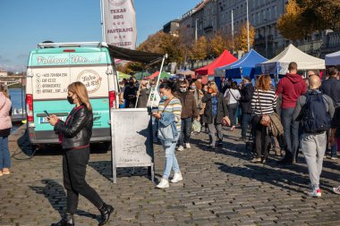 PRAG, CZECH REPUBLIC - 24 Ekim 2020: Coronavirus salgınının ikinci dalgası sırasında Naplavka çiftçi pazarında maskeli insanlar