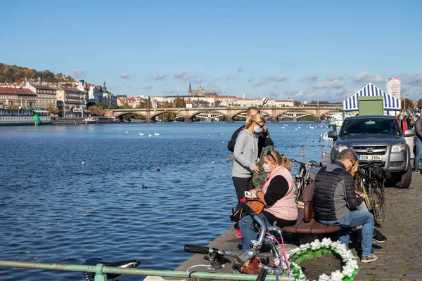 Praga Repubblica Ceca Ottobre 2020 Persone Maschera Mercato Agricolo Naplavka — Foto Stock