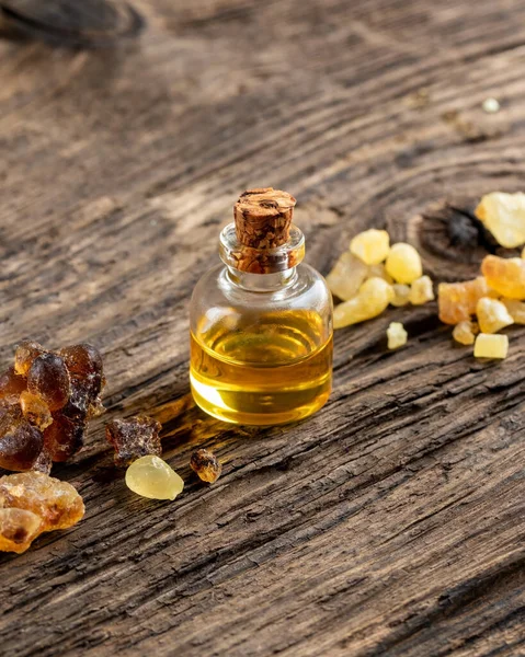 Een Fles Wierook Etherische Olie Met Boswellia Hars — Stockfoto