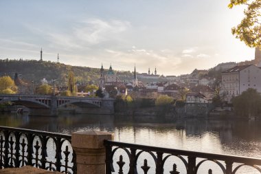 PRAG, CZECH REPUBLIC - 16 Nisan 2020: Vltava nehri üzerindeki Mala Strana manzarasına bakın