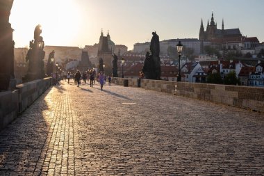 PRAG, CZECH REPUBLIC - 16 Nisan 2020: Coronavirus salgınının ilk dalgası sırasında yarısı boş Charles Köprüsü