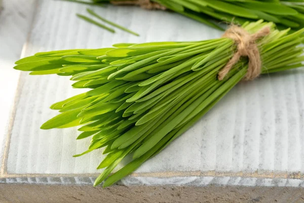 Herbe Orge Fraîchement Récoltée Sur Une Table Bois Blanc — Photo