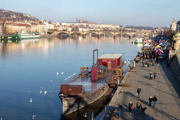 Prague Τσεχικη Δημοκρατια Φεβρουαριου 2020 Εμπορευματικό Πλοίο Στον Ποταμό Vltava — Φωτογραφία Αρχείου