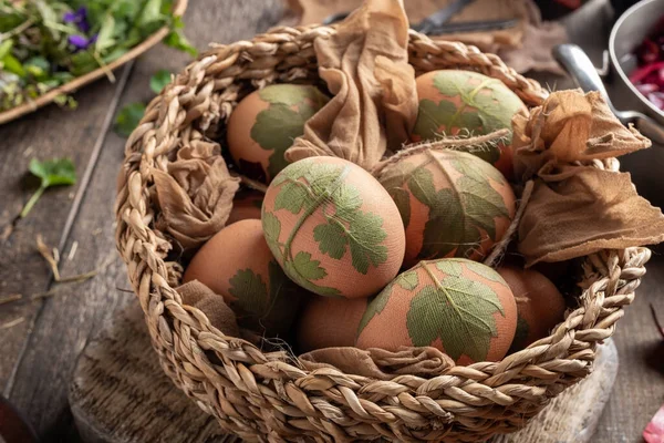Soğan Kabuklarıyla Boyanmaya Hazır Sepetteki Çiğ Paskalya Yumurtaları — Stok fotoğraf