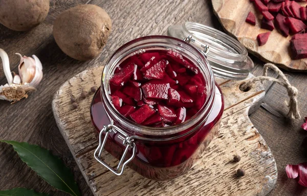 Fermented red beets in a jar, with garlic, bay leaf and spices — Stock Image Fermented Red Beets Jar Garlic Bay Leaf Spices Stock Image