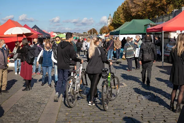 PRAG, CZECH REPUBLIC - 24 Ekim 2020: Koronavirüs salgınının ikinci dalgası sırasında Naplavka çiftçi pazarında bisikletli bisikletçiler