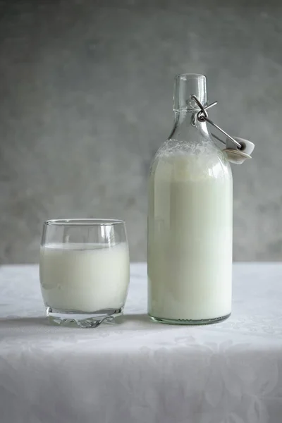 Een Glas Een Fles Geitenmelk Kefir Een Wit Tafelkleed — Stockfoto