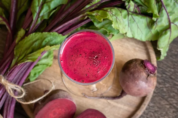 Copo Suco Beterraba Vermelha Com Raiz Fresca Vista Superior — Fotografia de Stock