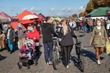 PRAG, CZECH REPUBLIC - 24 Ekim 2020: Coronavirus salgınının ikinci dalgası sırasında Naplavka çiftçi pazarında maskeli insanlar