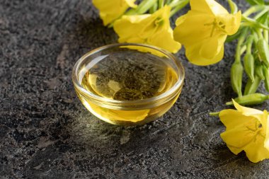 Bir kase çuha çiçeği yağı ve taze çiçek. 