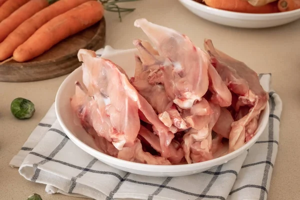 Kerangka Ayam Segar Dan Sayur Sayuran Bahan Untuk Menyiapkan Kaldu — Stok Foto