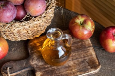 Taze meyveli elma sirkesi.