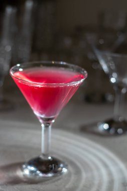 Bir bardak kırmızı kokteyl, seçici odaklanma.