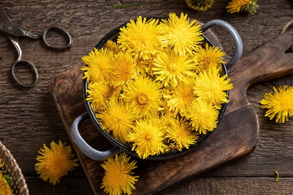 Flores Dente Leão Frescas Pote Uma Mesa Visão Superior — Fotografia de Stock