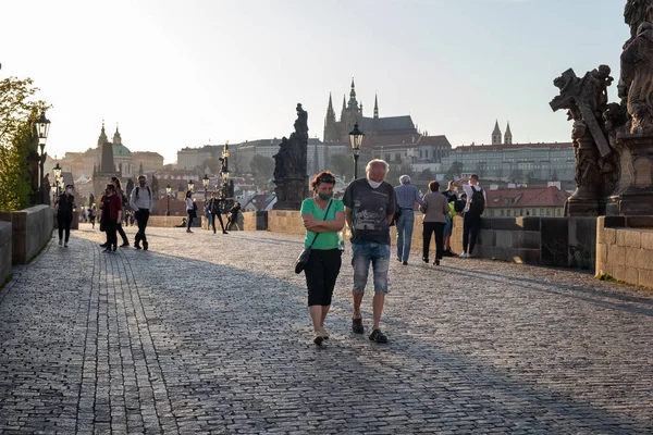 Praha Česká Republika 2020 Poloprázdný Karlův Most Lidmi Obličejových Maskách — Stock fotografie