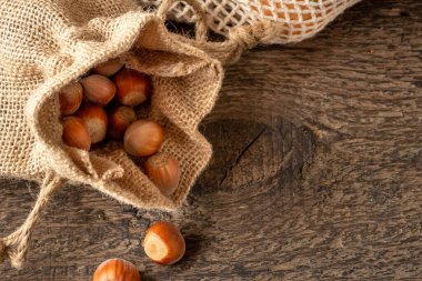 Masadaki keten poşette fındıklar, fotokopi alanı.