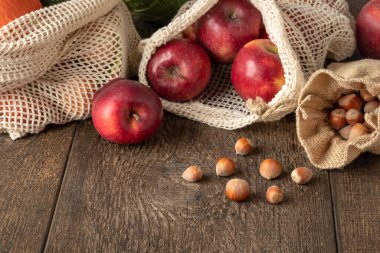 Keten kesesinde fındık ve ekolojik ağ torbasında elmalar. Kopya alanı ile sıfır atık kavramı.