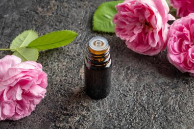 Rose de Mai çiçekleriyle birlikte gerekli yağ şişesi.