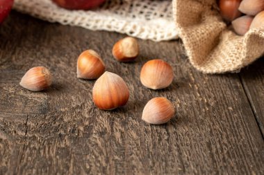 Masada fındıklar, arka planda keten bir çanta.