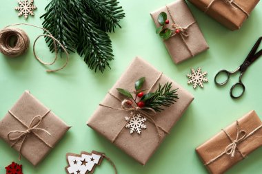 Noel hediyeleri ekolojik geri dönüşümlü kağıda sarılmış ahşap süslemeli - sıfır atık kavramı