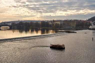 PRAG, CZECH Cumhuriyet - Ekim 05, 2020: Vltava Nehri 'ndeki tekne