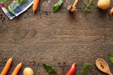 Taze doğal malzemelerden pişirme kavramı - sebze ve baharatlar fotokopi alanı, üst görünüm