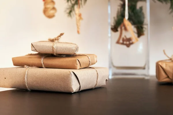 Weihnachtsgeschenke Eingewickelt Ökologisches Recyclingpapier Mit Holz Und Strohdekoration Hintergrund — Stockfoto