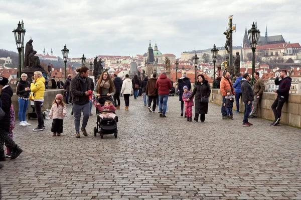 Praag Tsjechië December 2020 Mensen Lopen Rond Karelsbrug Met Praagse — Stockfoto