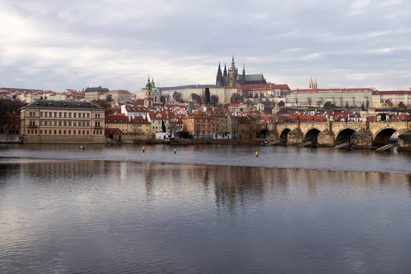 Praga Republika Czeska Grudzień 2020 Wełtawa Mostem Karola Zamek Praski — Zdjęcie stockowe