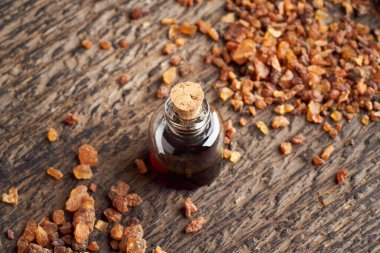 Masada reçine olan bir şişe reçine yağı.