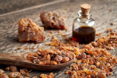 Kaşık üzerinde Myrrh reçinesi, arka planda gerekli yağ var.