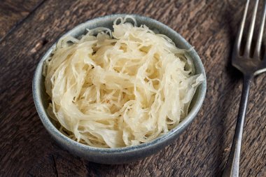 Çatallı bir kasede mayalanmış lahana.