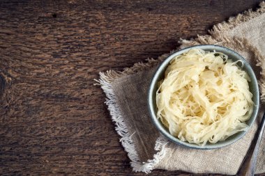 Mavi kasede mayalanmış lahana, fotokopi alanı olan üst manzara.