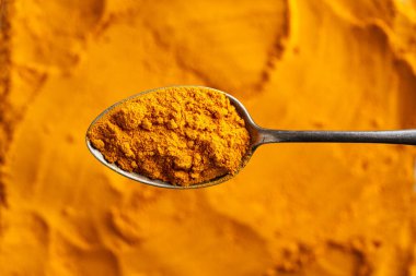 Metal kaşıkta zemin zerrecikleri, üst manzara.