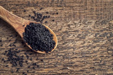 Kopya alanı olan bir kaşıkta siyah kimyon tohumları
